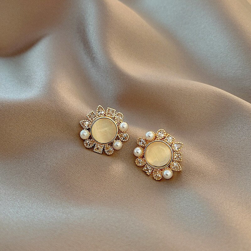 Vintage  Stud  Pearl Earrings