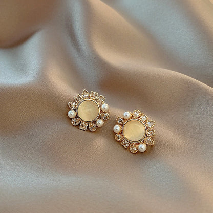 Vintage  Stud  Pearl Earrings