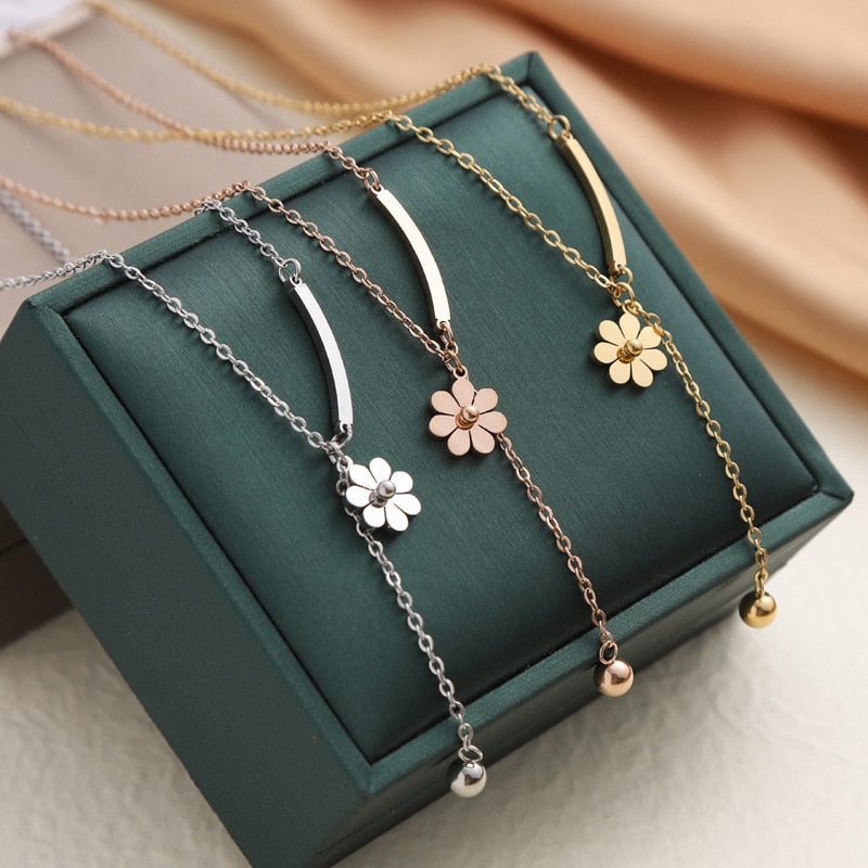 Vintage Delicate Daisy Flower Pendants